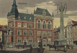Das neue Rathaus, 1887 eröffnet. Der Sandsteinkandelaber wurde 1909 in Betrieb genommen. Quelle: Stadtmuseum