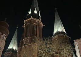 Ab sofort sind alle fünf Türme der Oldenburger Lamberti-Kirche in den Abendstunden beleuchtet. Foto: Stadt Oldenburg