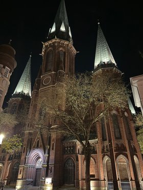 Ab sofort sind alle fünf Türme der Oldenburger Lamberti-Kirche in den Abendstunden beleuchtet. Foto: Stadt Oldenburg
