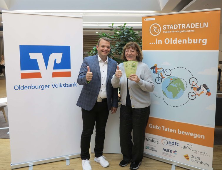 Christian Görres, Marktbereichsleiter Oldenburg der Oldenburger Volksbank eG, und Angela Paradies, Vereinsvorsitzende Lichtblick e.V., freuen sich auf viele Kilometer für das Erreichen des sechsten Etappenziels. Foto: Stadt Oldenburg