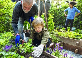 Alt und Jung bei der Gartenarbeit. Foto: Rawpixel/AdobeStock