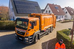Abfallsammelfahrzeug in einer Siedlung. Foto: Mohssen Assanimoghaddam