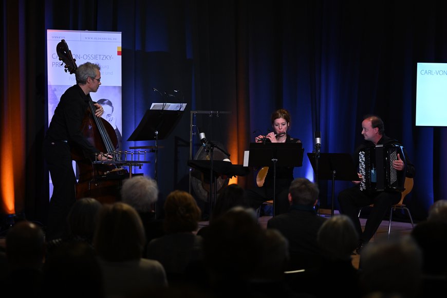 Das oh ton-ensemble mit John Eckhardt, Delphine Roche und Marko Kassl spielt die Komposition von Étienne Haan. Foto: Mohssen Assanimoghaddam