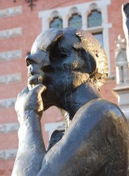 Eine Person aus der Skulptur hält eine Maske. Foto: Stadt Oldenburg