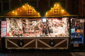 Der Stand „Einzigartige Kunst“ von Ingrid Kruse auf dem Lamberti-Markt 2025. Foto: Sascha Stüber
