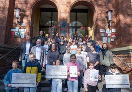So sehen Siegerinnen und Sieger aus: Schülerinnen und Schüler sowie Lehrkräfte des Herbartgymnasiums Oldenburg, der Freien Schule Oldenburg und der Grundschule Kreyenbrück nahmen von AWB-Leiter Marco Janssen (zweite Reihe von vorne, links) die Schecks für ihr Engagement für „Oldenburg räumt auf“ entgegen. Foto: Sascha Stüber