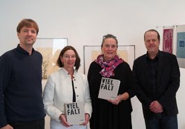 Stadtmuseumsleiter Dr. Steffen Wiegmann, Leiterin Artothek Dr. Sabine Isensee, Kunstvermittlerin Geraldine Dudek und Geschäftsführer Griffelkunstverein Hamburg Dr. Dirk Dobke. Foto: Stephan Lantow