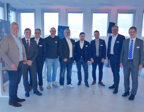 Organisatoren und Referenten beim USA-Wirtschaftstag (von links): Olaf Hemker, Brandon Bohrn, Christoph Doerr, Daniel Kraft, Michael Weigel-Jech, Erkul Basaran, Joshua Hirneiß, Oberbürgermeister Jürgen Krogmann und Jan Müller. Foto: Stadt Oldenburg Foto: Stadt Oldenburg