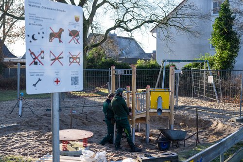 Mitarbeiter der Firma Friedemann Richter installieren die neuen Spielgeräte auf dem Spielplatz Walther-Diekmann-Straße. Foto: Sascha Stüber