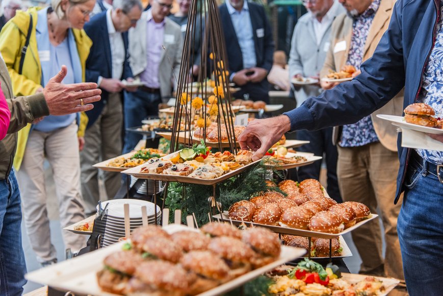 Zusammenkommen beim Buffet – Essen verbindet. Foto: Imke Folkerts