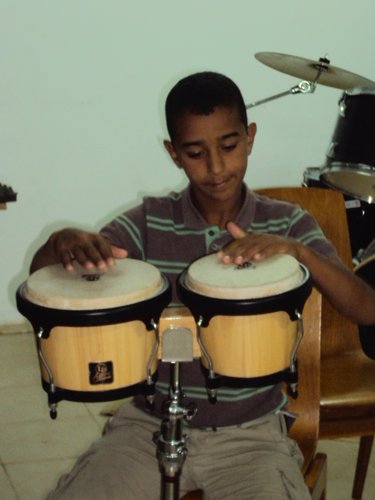 Ein Junge mit Bongos, zwei kleinen Trommeln. Foto: Edna Taff