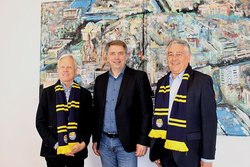 Michel Champion, Jürgen Krogmann und Gilles Bourdouleix. Champion und Bourdouleix tragen Schals der EWE Baskets, die sie von Jürgen Krogmann überreicht bekommen haben. Foto: Stadt Oldenburg Michel Champion, Jürgen Krogmann und Gilles Bourdouleix, die Gäste tragen blau-gelbe Schals der EWE Baskets. Champion und Bourdouleix tragen Schals der EWE Baskets, die sie von Jürgen Krogmann überreicht bekommen haben. Foto: Stadt Oldenburg