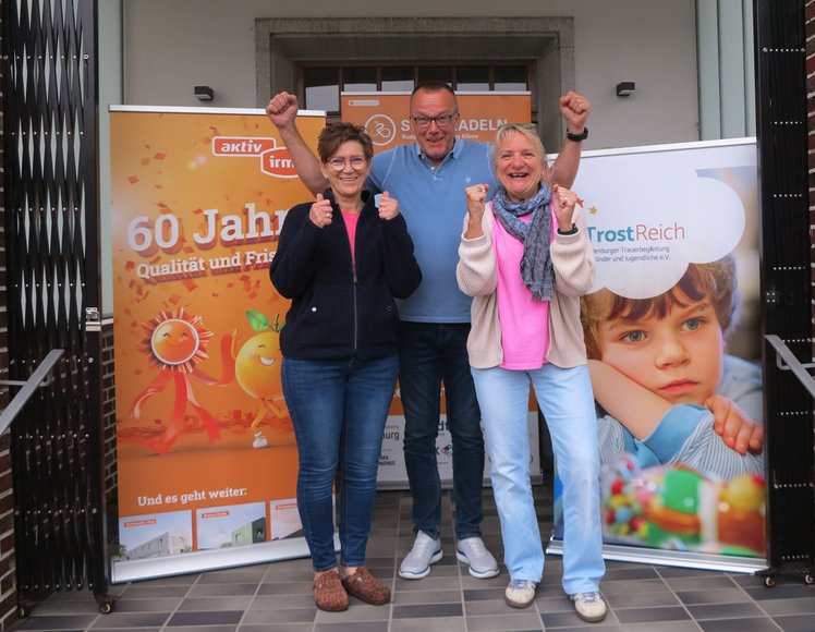 (von links): Linda Höche, Assistenz der Geschäftsleitung, und Günter Walter, Geschäftsführer aktiv und irma Verbrauchermarkt GmbH, freuen sich zusammen mit Antje Möhrmann, Vorstand TrostReich, auf viele Kilometer zum Erreichen des fünften Etappenziels. Foto: Stadt Oldenburg