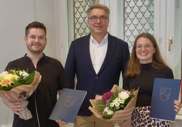 Im Auftrag des Niedersächsischen Ministeriums für Inneres, Sport und Digitalisierung überreichte Oberbürgermeister Krogmann (Mitte) Vivien Heiringhoff und Nico Karius die Belobigungen für die Rettung eines Menschen. Foto: Sascha Stüber