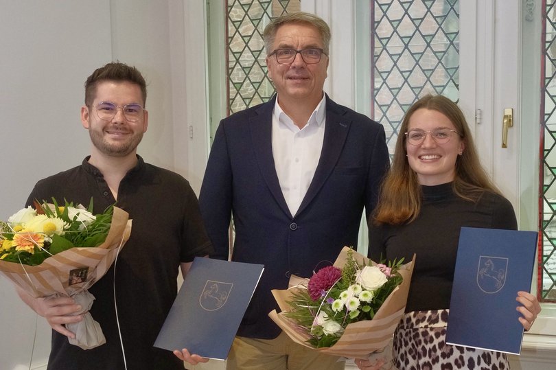 Im Auftrag des Niedersächsischen Ministeriums für Inneres, Sport und Digitalisierung überreichte Oberbürgermeister Krogmann (Mitte) Vivien Heiringhoff und Nico Karius die Belobigungen für die Rettung eines Menschen. Foto: Sascha Stüber
