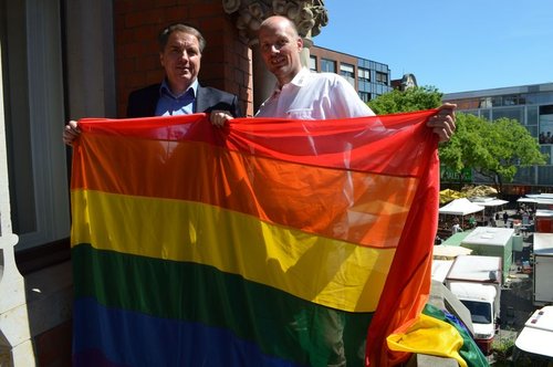 Oberbürgermeister Jürgen Krogmann und Kai Bölle, Pressesprecher des CSD Nordwest. Foto: Stadt Oldenburg