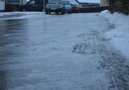 Glatteis auf der Straße. Foto: Markus Sch./Pixabay