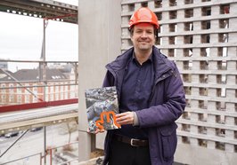 Museumsleiter Dr. Steffen Wiegmann mit dem neuen Magazin. Foto: Stadtmuseum Oldenburg