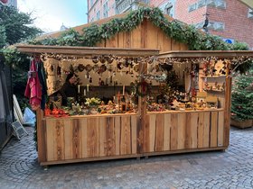 Neu auf dem Lamberti-Markt 2025: Das Kaminzimmer – Kunstgewerbe und Weihnachtsartikel. Foto: Stadt Oldenburg Neu auf dem Lamberti-Markt 2025: Das Kaminzimmer – Kunstgewerbe und Weihnachtsartikel. Foto: Stadt Oldenburg