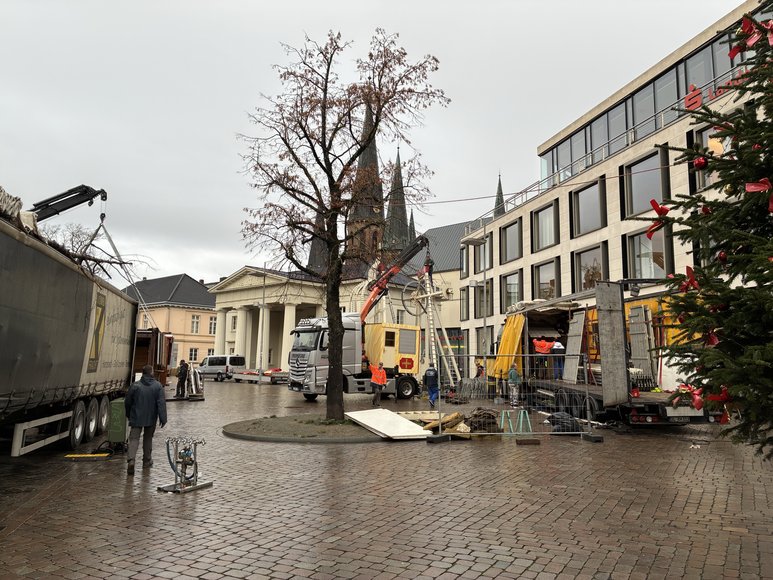 Stadt Oldenburg Der Aufbau des Riesenrades auf dem Lamberti-Markt am 17. November 2025. Foto: Stadt Oldenburg