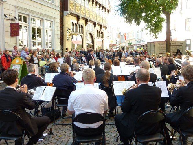 Die sinfonischen Blasorchester Taastrup und Oldenburg geben ein gemeinsames Konzert vor dem Rathaus. Foto: Stadt Oldenburg