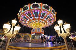 Beleuchtetes Kettenkarussell auf dem Oldenburger Kramermarkt 2015. Foto: Hans-Jürgen Zietz