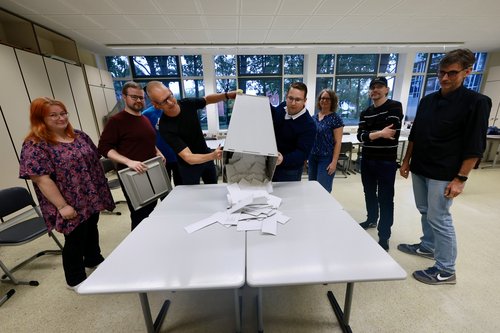 Am 13. September wurden in den Wahllokalen die Stimmzettel ausgezählt. Jetzt hat der Wahlausschuss das amtliche Endergebnis der Stadtratswahl festgestellt. Foto: Sascha Stüber