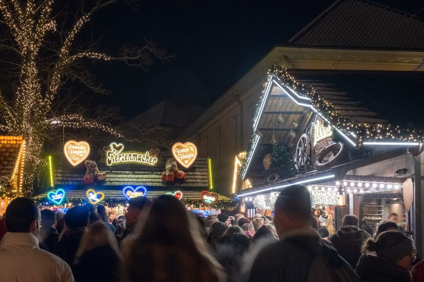Blick über den Schloßplatz beim Lamberti-Markt 2023. Foto: Sascha Stüber