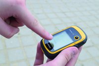 Finger zeigt auf ein GPS-Gerät. Foto: Stadt Oldenburg