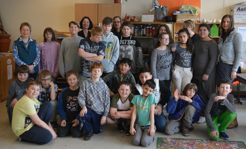 1. Kinder der Klassen 5a und 5b der Schule am Bürgerbusch haben im Rahmen des Artotheksprojekts „Spielraum Grün“ mit dem Künstler Christoph Peter Seidel eine experimentelle Kunststunde mit Action Painting erlebt. Hinten links: Iris Klußmann, Klass 1. Kinder der Klassen 5a und 5b der Schule am Bürgerbusch haben im Rahmen des Artotheksprojekts „Spielraum Grün“ mit dem Künstler Christoph Peter Seidel eine experimentelle Kunststunde mit Action Painting erlebt. Hinten links: Iris Klußmann, Klass