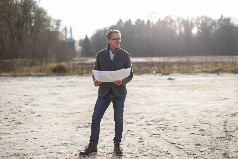 Stefan Fölsch von der GSG auf einer Fläche des Fliegerhorsts Oldenburg. Für das hier entstehende Gebäude werden alte Ziegel von Abbruchgebäuden des Fliegerhorsts wiederverwendet. Foto: Bonnie Bartusch