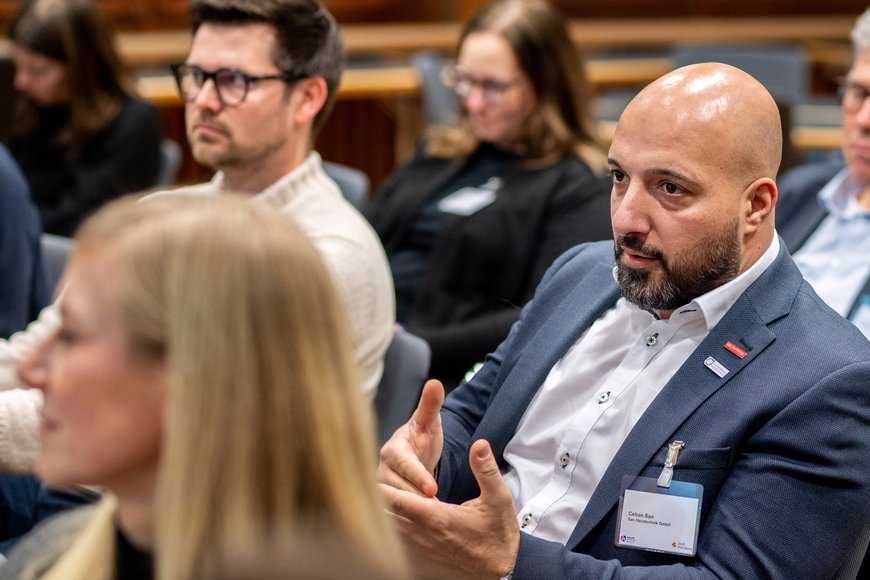 Teilnehmende der Veranstaltung diskutieren miteinander. Foto: Hauke-Christian Dittrich