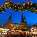 Vorschau: Blick durch einen beleuchteten Bogen in Richtung Lamberti-Kirche beim Lamberti-Markt 2023. Foto: Sascha Stüber