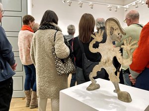 Besucher betrachten Kunstwerke in der Artothek