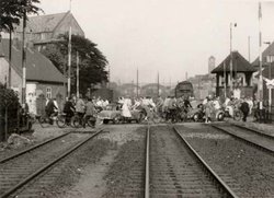 Verkehr am Pferdemarkt vor der Hochlegung der Bahnstrecke. Quelle: Stadtmuseum