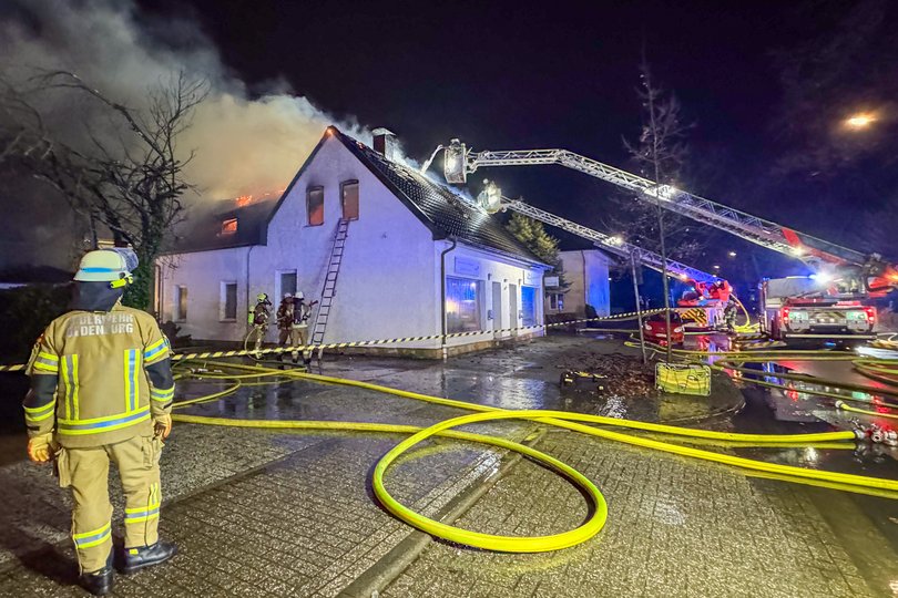 Mit vereinten Kräften schaffte es die Feuerwehr, am frühen Neujahrsmorgen einen Dachstuhlbrand an der Hundsmühler Straße zu löschen. Foto: Sascha Stüber Mit vereinten Kräften schaffte es die Feuerwehr, am frühen Neujahrsmorgen einen Dachstuhlbrand an der Hundsmühler Straße zu löschen. Foto: Sascha Stüber