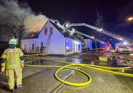 Mit vereinten Kräften schaffte es die Feuerwehr, am frühen Neujahrsmorgen einen Dachstuhlbrand an der Hundsmühler Straße zu löschen. Foto: Sascha Stüber