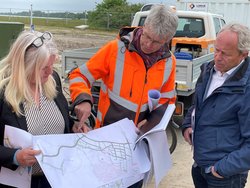 Drei Personen gucken auf einen Bauplan. Foto: Stadt Oldenburg Drei Personen gucken auf einen Bauplan. Foto: Stadt Oldenburg