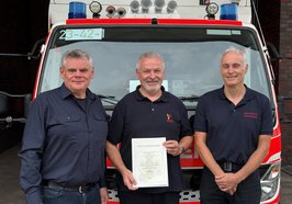 Fred Ramke (Mitte) freut sich über die erneute Ernennung zum Ortsbrandmeister der Freiwilligen Feuerwehr Eversten, die ihm Stadtbrandmeister Bernhard Möller (links) und Feuerwehr-Chef Jens Spekker überreichten. Foto: Feuerwehr Oldenburg
