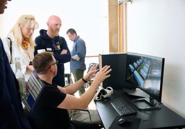 Ein Teilnehmer erklärt beim 10. Praxisforum Digitalisierung eine Demonstration. Foto: Foto- und Bilderwerk