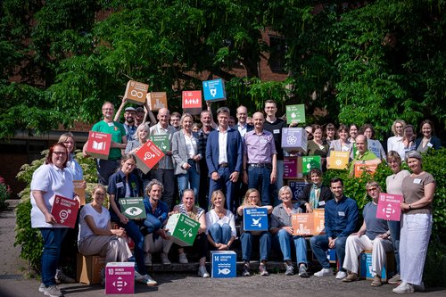 In Hannover übergab Dr. Norbert Korallus (Mitte) das Oldenburger Bildungsprojekt „Goals in the Box – mit 17 Zielen um die Welt“ symbolisch an die Vertreterinnen und Vertreter der Lernorte in ganz Niedersachsen. Foto: Stadt Oldenburg In Hannover übergab Dr. Norbert Korallus (Mitte), Leiter des Amtes für Klimaschutz und Mobilität, das Oldenburger Bildungsprojekt „Goals in the Box – mit 17 Zielen um die Welt“ symbolisch an die Vertreterinnen und Vertreter der Lernorte in ganz Niedersachsen. Foto: Stadt Oldenburg