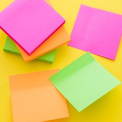 Unterschiedliche Notizzettel. Foto: Freepik Unterschiedliche Notizzettel. Foto: Freepik