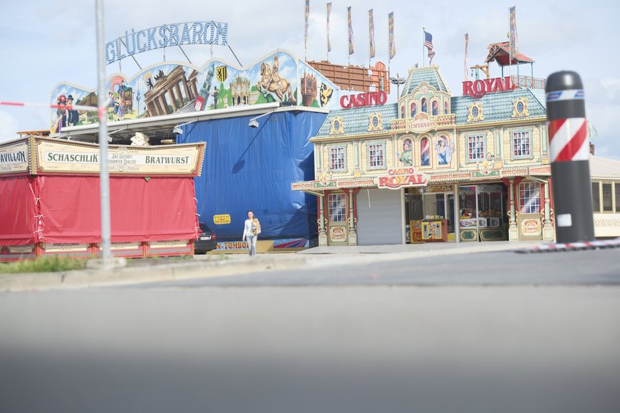 Der „Glücksbaron“ und das „Casino Royal“ beim Aufbau auf dem Kramermarkt am 22. September 2025. Foto: Sascha Stüber