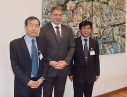 Prof. Dr. Qinghua Zhou, Oberbürgermeister Krogmann und Yuanchao Zhao bei einem Gespräch vor dem 12. China-Roundtable. Foto: Stadt Oldenburg Prof. Dr. Qinghua Zhou, Oberbürgermeister Krogmann und Yuanchao Zhao bei einem Gespräch. Foto: Stadt Oldenburg
