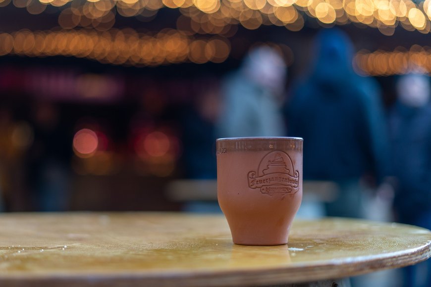 Ein Becher für Feuerzangenbowle auf dem Lamberti-Markt 2022. Foto: Sascha Stüber