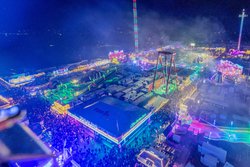 Blick aus dem Riesenrad heraus auf den besucherstarken Tag der Deutschen Einheit auf dem diesjährigen Oldenburger Kramermarkt. Foto: Sascha Stüber Blick aus dem Riesenrad heraus auf den besucherstarken Tag der Deutschen Einheit auf dem diesjährigen Oldenburger Kramermarkt. Foto: Sascha Stüber