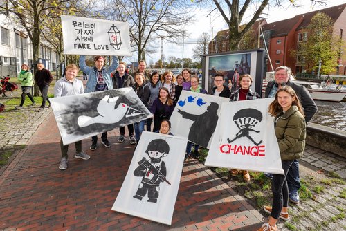 Die Jugendlichen der Cäcilienschule und ihr Lehrer Jonas Witte präsentierten Fotograf Barry Cawston die von Banksy inspirierten Arbeiten. Foto: Martin Remmers/KIBUM