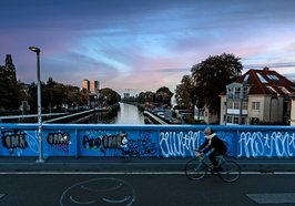 Die Behelfsbrücke im Jahr 2021 als Ersatz für die Cäcilienbrücke. Foto: Mittwollen und Gradetchliev