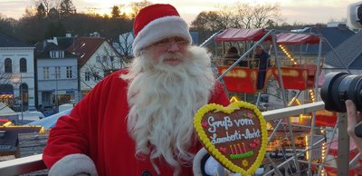 Blick vom LzO-Balkon auf den Lamberti-Markt 2018 mit Weihnachtsmann im Vordergrund. Foto: Stadt Oldenburg