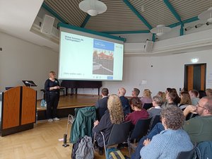 Referentin bei einem Vortrag zum Thema Künstliche Intelligenz. Grafik: Stadt Oldenburg